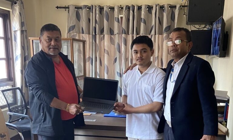 ललितपुर वडा ७ बाट एस ई ई परिक्षामा 4GPA ल्याउने बिधार्थिलाई ल्यापटप बितरण